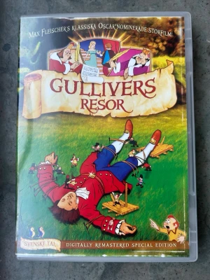 Gullivers resor dvd  - DVD-utgåva av "Gullivers Resor". Filmen är en "DIGITALLY REMASTERED SPECIAL EDITION" och har svenskt tal. Speltiden är 1 timme och 45 minuter. Bildformatet är 4:3 Fullscreen och ljudformatet är Dolby Digital Mono. Produktionsår 1939. Region 2.  Finns på språk: Svenska   OBS!! skivorna är begagnade så det kan förekomma repor/hairlines på skivorna, men då jag kollar igenom alla filmer jag säljer garanterar jag att alla funkar felfritt om inget annat står! :)