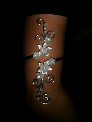 Armcuff  - Finns både i silver och guld💞 Lättböjd material som är enkel att justera. Vid osäkerhet, skriv gärna din till mig din omkrets på armen🥰 Jag gör även customs!