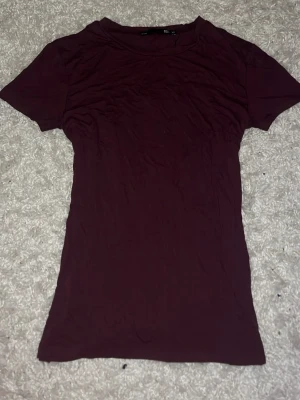 Mörkröd basic t-shirt - En vinröd snygg tajt t-shirt med korta ärmar och rund hals från Lager 157. Väldigt skönt bomullsmaterial, aldrig använd, mycket bra skick.