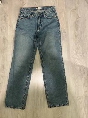 Blå raka jeans  - Säljer ett par klassiska blå jeans från Gina i rak modell. 