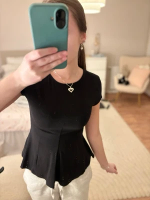 Gullig peplum topp - En svart peplum topp från Ginatricot. Storlek XS, Är endast använd 2 gånger, så super fint skick!! 🩷den är slutsåld och säljes inte längre i butik! 