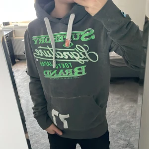 Superdry Hoddie - Säljer nu denna sjukt snygga vintage 2000s hoodie från Superdry! Hoodien säljs ej längre och är mycket eftertraktad😁 Passar perfekt till vinter och vår! Skriv vid funderingar !📱🤝