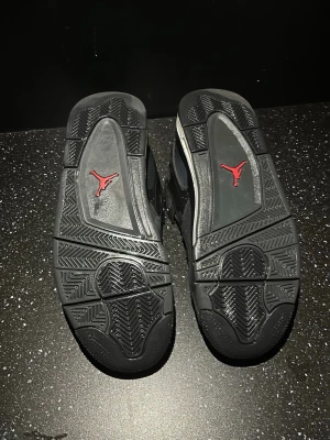Jordan Air 4 RM Junior  - Säljer ett par Jordan Air 4 RM Junior, dom är i bra skick och är av färgen svart och röd/vita/mörkgrå detaljer. Fresh och snygga och bekväma, funkar till vilken årstid som helst. Kan andvändas som utomhusskor och basketskor, street style skor. Som nya kostar dom : 1 450 kr
