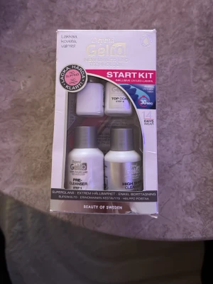 Depend Gellack Startkit med UV-lampa - Depend Gellack Startkit innehåller allt du behöver för att göra gellack hemma: UV/LED-lampa, Pre-Cleanser, Base Coat, Top Coat och High Shine Cleanser. Ger glansiga och hållbara naglar i upp till 14 dagar. 
