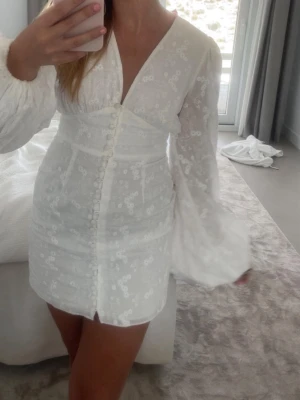 Vit kort Adoore klänning - Säljer denna super söta Adoore klänningen! Använd endast 3 gånger och har inga defekter
