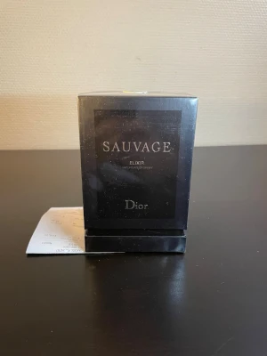 Dior Sauvage Elixir parfym - Helt oanvänd 100ml dam parfym. Vid frågor är det bara och fråga. Priset är aldrig hugget i sten Svarar inom 8h Paket erbjudanze är möjligt