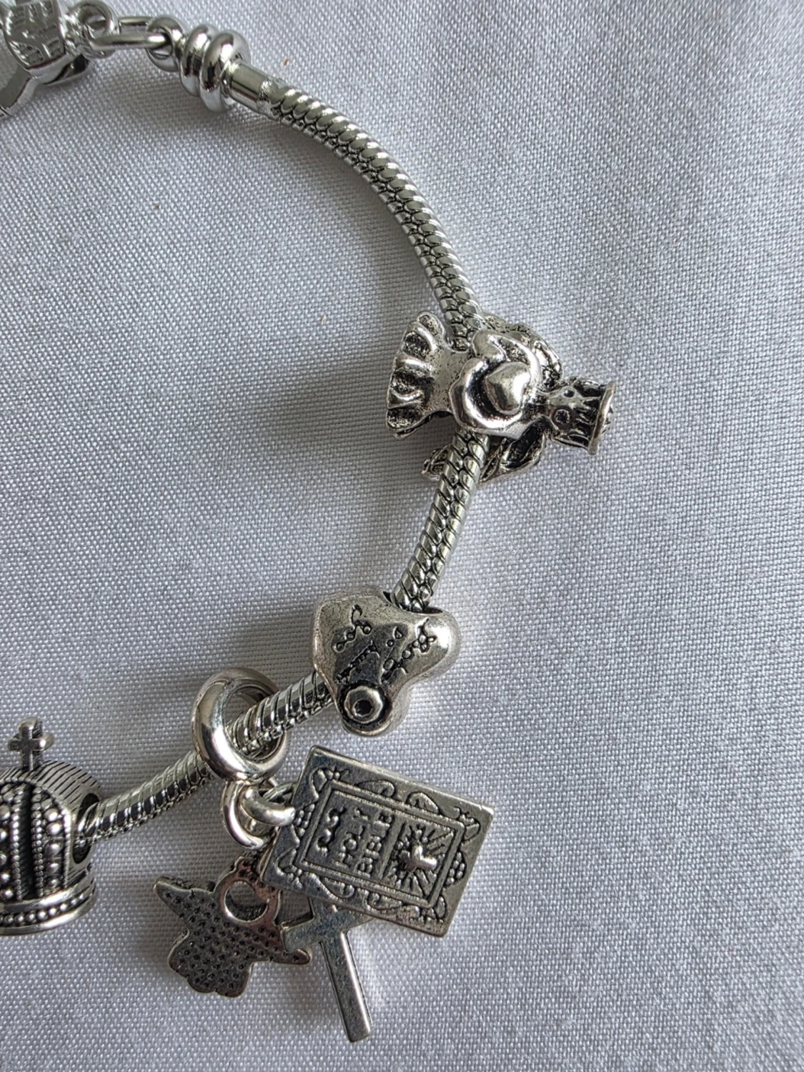 Silverfärgat charmarmband med berlocker - 2