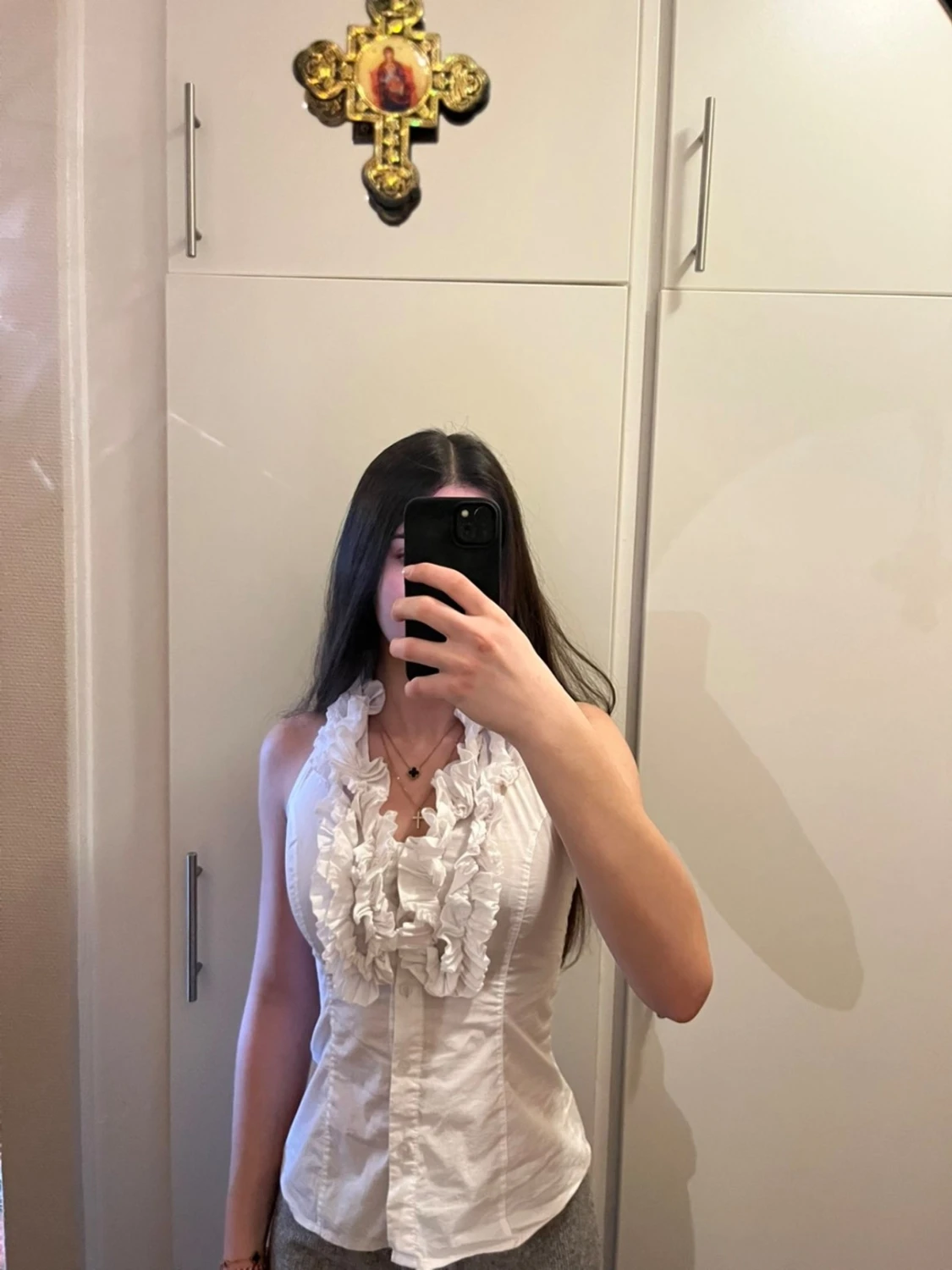 Vit omlott blus med volangdetaljer - 2