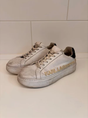 Skor från Karl Lagerfeld  - Superfina skor från Karl Lagerfeld. Använda men går att rengöra och fina till. Storlek 38. 