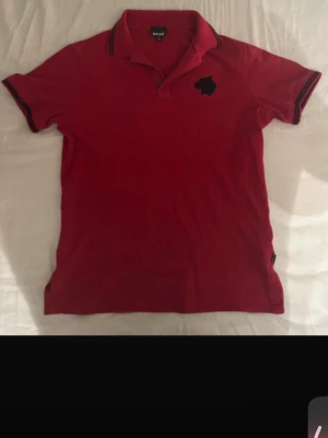 Roberto Cavalli piké - Rödsvart Roberto Cavalli piké använd 1-2 gänger med cool röd leopard print i kragen