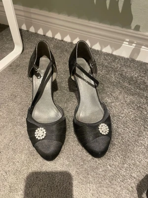 Jättefina klackskor i storlek 39 - Jättefina klackskor i storlek 39 köpa på secondhand med cool detalj