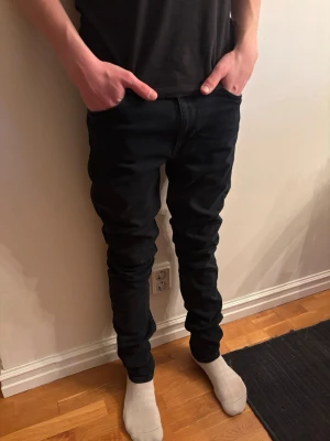 Svarta slim fit jeans från Nudie - Tjena! Säljer ett par schyssta Nudie jeans. Dom är i mycket bra skick och knappt använda. Strl: 30/34 ! | Tveka inte att fråga något!
