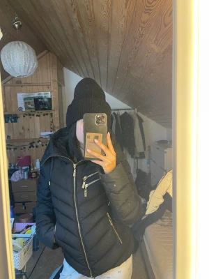 Hollies Jacka - En varm jacka från Hollies! Figursydd så den sitter åt vid midjan. Jackan är i temat guld och har leopard tyg innanför🐆. Super fin.   Har små tecken på användning men inget som stör funktion.