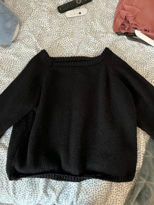 Svart stickad tröja - En svart stickad tröja som är typ ”off shoulder”. Vet inte märket på den för den har ingen lapp. Sådär skick. Vet inte exakt storlek heller men runt S-M skulle jag tro. Kan sänka priset.