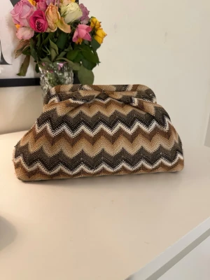 Becksöndergaard väsk - Superfin väska. Använder ej längre 💕 den är lite sönder på ena sidan (sista bilden) men det är inget man lägger märke till! 