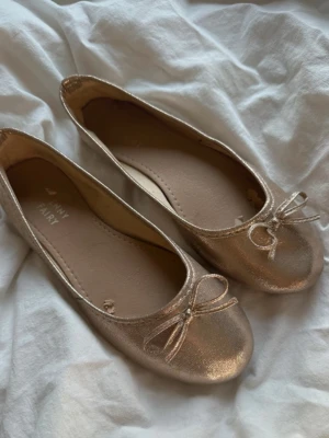 Ballerina skor - Jättesöta ballerina skor!! Lite sönder på insidan men syns såklart inte när man har de på! 💗💕 köpta på plick så vet tyvärr inte märket