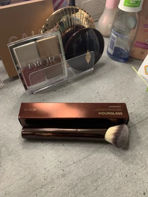 Hourglass foundation borste - sminkborste från hourglass för foundation. ”Ambient Soft Glow Foundation Brush” har aldrig använts bara varit på sminkbordet med de andra borstarna eftersom jag är en beautyblender person. Orginalpriset är 680kr finns att kolla på kicks. ops Går inte ner mer i pris!
