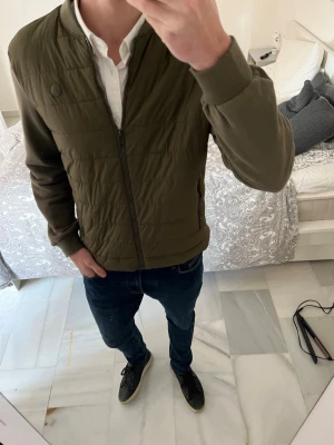 Olivgrön cardigan från Alvaro Moreno - Snygg olivgrön cardigan från Alvaro Moreno i väldigt fint skick utan några defekter 😊✌🏼