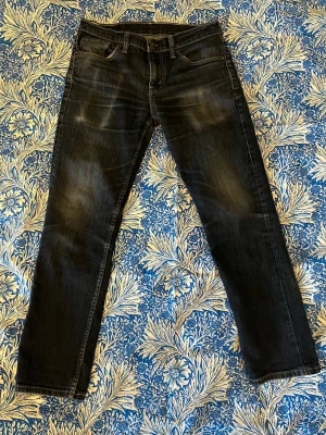 Levi’s 511 - Säljer ett par vintage Levi’s 511 i bra skick. Jeansen har inga skador eller defekter. De har en snygg sliten vintage wash och bra passform. Storlek: 30/30. Hör av er om ni har några frågor!