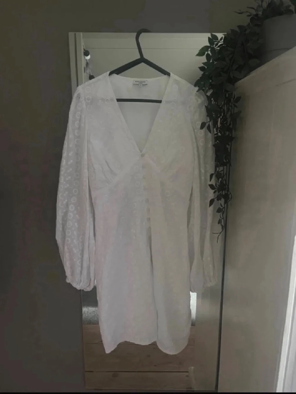 Vit kort klänning med puffärm - 3