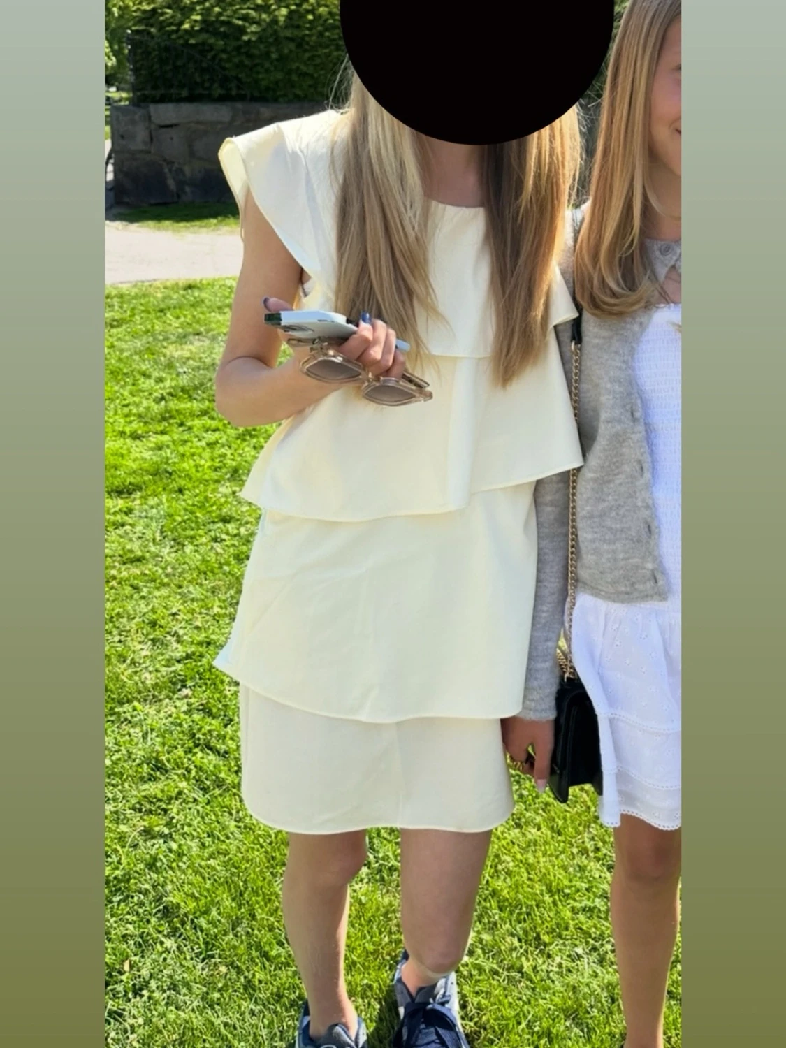 Ljus kortklänning med volang