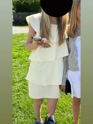 Ljus kortklänning med volang - Säljer min ljusgula klänning då den endast användes på skolavslutningen i somras. Köparen står för frakt💓