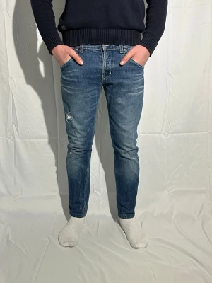 Dondup jenas  - Säljer Dondup jeans för endast 399 nypris är runt 4000. Jeansen har original slitage från fabrik. Modellen är 185.  Mvh Oakmontfits 