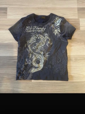 Ed Hardy Crop Top - Crop Top från ed Hardy som ej passade den är L men sitter som M skulle jag säga aldrig använd endast testad.