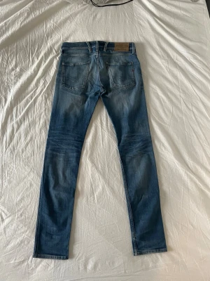 Replay anbass - Säljer ett par riktigt schyssta Replay Anbass i väldigt bra skick! Priset kan diskuteras vid snabb affär! Storlek: W32 L32. Hör av dig vid minsta fundering!