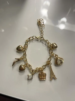 Guldigt armband med charms - Guldigt armband med charms. Aldrig använd🩷