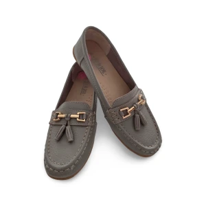 Grå loafers i läder skinn med tofsar - Snygga grå loafers från Jo & Joe i mjukt läder med dekorativa tofsar och guldfärgade metalldetaljer framtill. Skorna har klassisk rund tå, platt sula och synliga sömmar för en stilren look. Perfekta för dig som gillar en clean och tidlös stil.