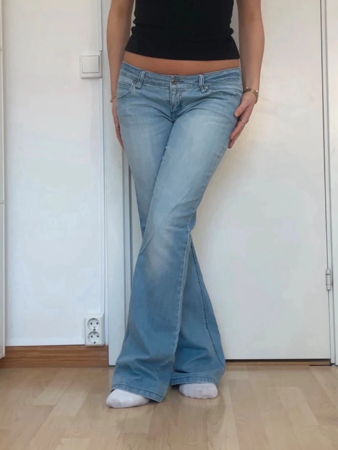 Ljusblå bootcut jeans med låg midja