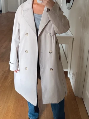 Trenchcoat  - Säljer denna jättefina trenchcoat från Primark, jättefint skick och en perfekt jacka nu till våren🌸☀️