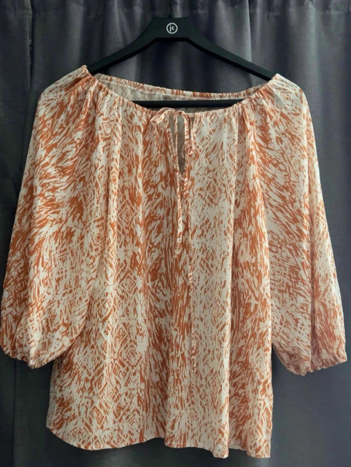Mönstrad offshoulder blus i orange och vitt