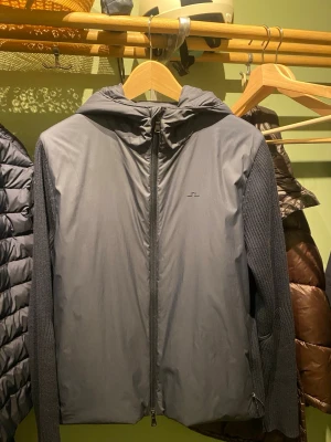  J.Lindeberg cardigan - J.Lindeberg cardigan som aldrig kommit till användning. Storlek M. Nypris är 3600kr. Skriv för fler bilder! 