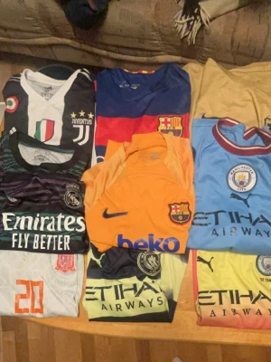 Fobtollströjor Xs-M - Säljer 9 styckna fotbollströjor i olika storlekar från olika lag. 150 kroner styck 900 för alla. Skriv vid frågor! Obs ej ORGINAL 