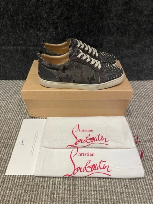 Christian Louboutin skor  - Hej, säljer nu dessa svin snygga Loubs skor. Skorna är i superfint skick! Begränsat antal boxar och dustbag. Hör av dig vid frågor. 