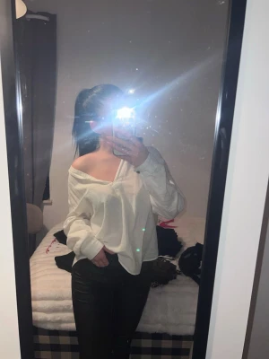 Svarta tighta byxor i jeansmaterial -  sopiga svarta byxor i jeansmaterial med tight passform och hög midja. Snyggt sopiga och passar perfekt till en avslappnad eller edgy stil. Matcha med en oversized skjorta eller crop top för en clean look.