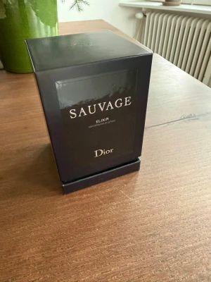 Dior Sauvage Elixir parfym 100 ml - En helt ny parfym Dior Sauvage Elixir i den stora flaskan på 100Ml med sitt magnetiska magnetiska lock! Parfym är splitterny och ej provsprayad!  100Ml Kan skickas eller mötas upp!  Hör gärna av dig vid frågor!