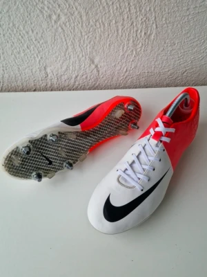Nike Mercurial Vapor VIII SG Pro EURO CLASH 2012 - Nike Mercurial Vapor VIII SG Pro EURO CLASH 2012.  Skick: 9/10 Storlek: 45 Produktkod: 509137-106