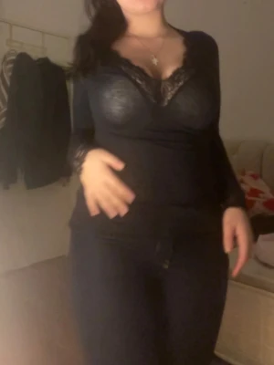 Intimissimi tröja  - Trendig spets tröja från märket intimissimi. Inte använda så många gånger och inga skador alls. 