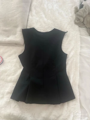 Svart figursydd väst med vidd - Snygg topp svart från Zara, storlek S med dragkedja bak. Fint skick snygg till fest