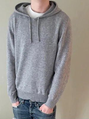 Sayless Kashmir hoodie - Halloj säljer en grå sayless Kashmir hoodie | storlek M men sitter mer som en S/XS | hör av er om ni har några funderingar😁