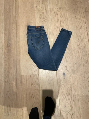 Mörkblå Dondup jeans George  - Snygga mörkblå dondup jeansen med modellen George och med klassisk femficksdesign riktigt feta fades och riktigt snygga styng på back fickorna #grisch 