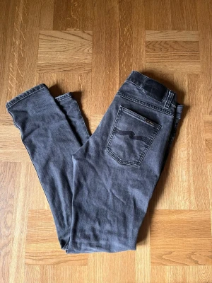 Nudie Jeans - Säljer ett par grå Nudie jeans i modellen Lean Dean. Enbart använda ett fåtal gånger.  Storlek 30x32. Skriv vid minsta fundering👏