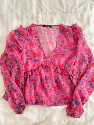 Blommig Blus från BikBok - Säljer en super fin blommig blus från BilBok i storlek S! Köpt för länge sedan och aldrig använd💗