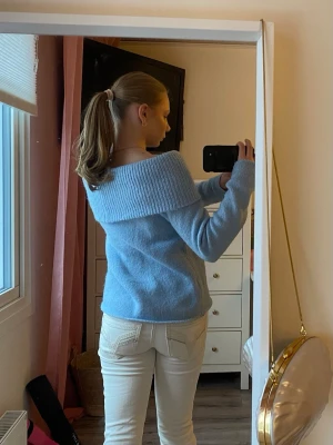 Ljusblå off shoulder stickad tröja - Ljusblå stickad tröja med bred off shoulder-krage och långa ärmar. Super snygg och skön men andvänder inte mycket off shoulder tröjor längre🤍