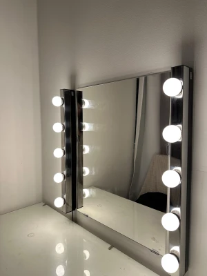 Sminkspegel med LED-belysning - Sminkspegel och inbyggd LED-belysning längs sidorna. Perfekt för sminkning. Passar alla sminkbord. Vägglamporna är 60cm långa. (Hämtas helst i Stockholm då det är svårt att skicka iväg!) 