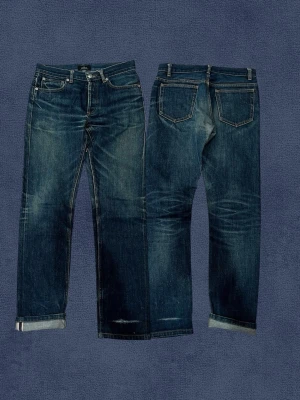 A.P.C *Selvedge* Jeans - Säljer nu dessa Selvedge jeans från A.P.C. Bra skick, inga större deffekter förutom slitet och även ett litet hål vid cuffsen. Fades som börjar komma in där bak och fram. Längd: 98, midja: 36.5, fotvidd: 16.5, lår:  21. Skriv vid andra frågor. 