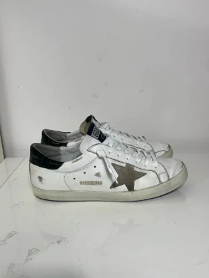 Golden goose skor  - Säljer nu dessa Golden goose Superstar skor i storlek 43 där en box till en av skorna medföljes, skriv för fler bilder/frågor🙌🏼